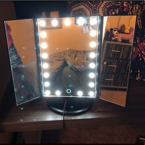 Light up makeup mirror